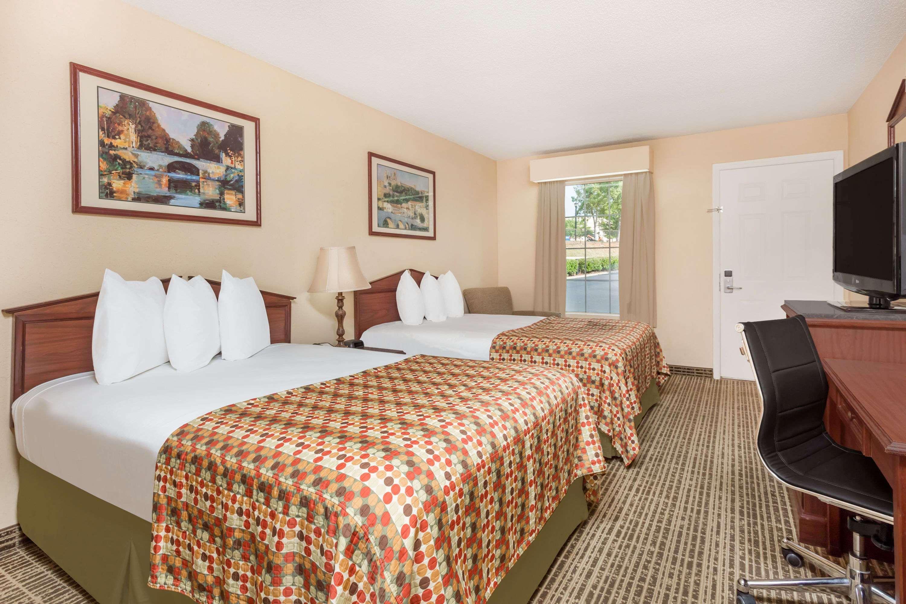 Baymont By Wyndham Anderson Clemson Hotel Buitenkant foto